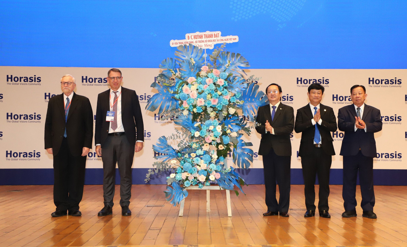 Đòng chí Huỳnh Thành Đạt, Bộ trưởng Bộ KHCN tặng hoa chúc mừng khai mạc Diễn đàn